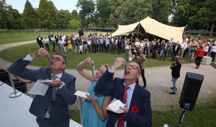 Haarlem - Burgemeester Jos Wienen, directievoorzitter Rudolf Winkenius van RSM en Anne-Marije Hogeboom ,directeur van Haarlem Marketing, hebben dinsdagmiddag bij de jaarlijkse Haarlemse Haring Party, de eerste haring gehapt. Het jaarlijkse netwerk-evenement van de gemeente Haarlem, Haarlem Marketing en RSM vond dit jaar plaats bij het Provinciehuis Noord-Holland. Het evenement werd ook dit jaar weer goed bezocht door ondernemers en bestuurde