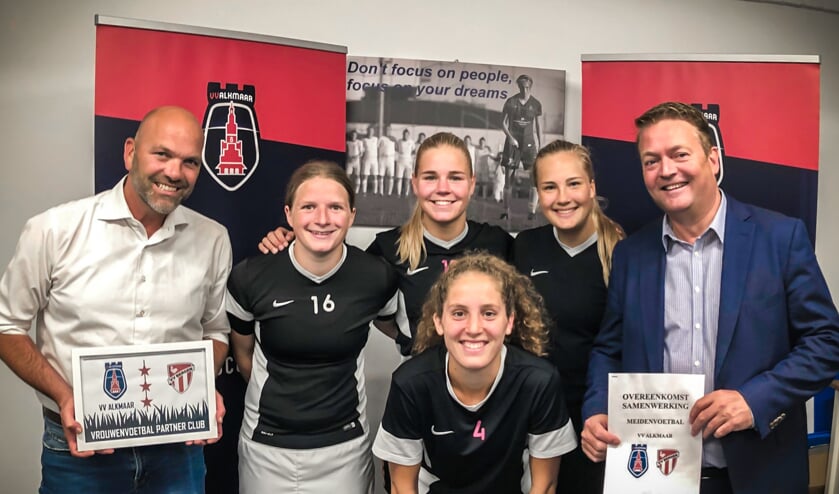 Edwin Steinz, coördinator damesvoetbal vvBergen, Nicolle Martens, Jasmijn Duppen, Louise Bos, Robin Beemsterboer en Tom Pedroli, voorzitter vvBergen.