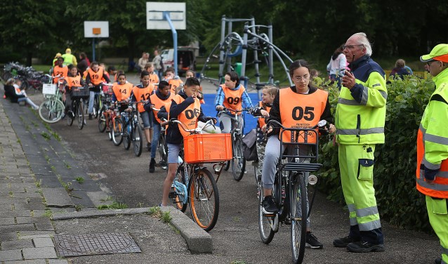 Met korte tussenpozen mogen de kinderen om-en-om vertrekken voor hun examenrit.
