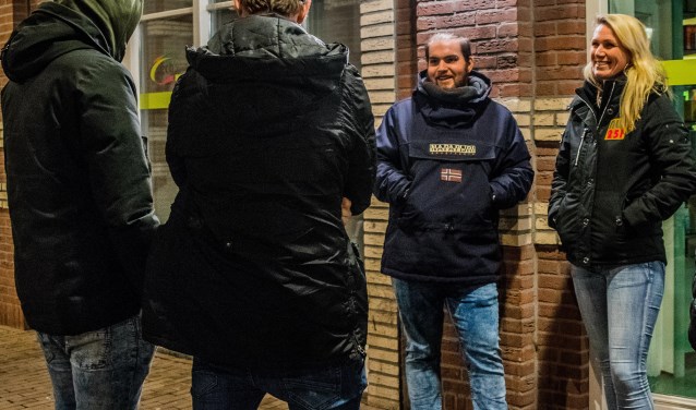 Jongeren van Nul251 aan de deur bij de mensen.