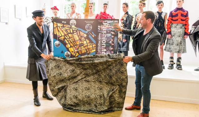 Wethouder Bashara (r) opende de fashion tour van modeontwerper Sepehr Maghsoudi (l).