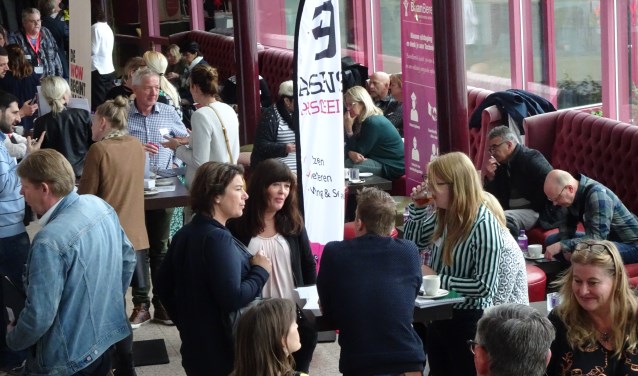 Werkgevers en werkzoekende vijftigplussers gaan in het Zaantheater op een andere manier met elkaar in gesprek.