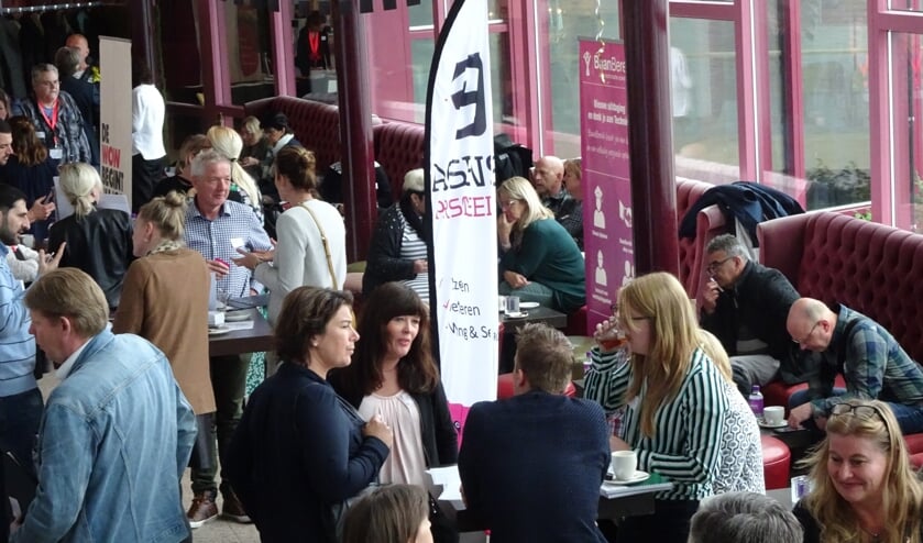 Werkgevers en werkzoekende vijftigplussers gaan in het Zaantheater op een andere manier met elkaar in gesprek.