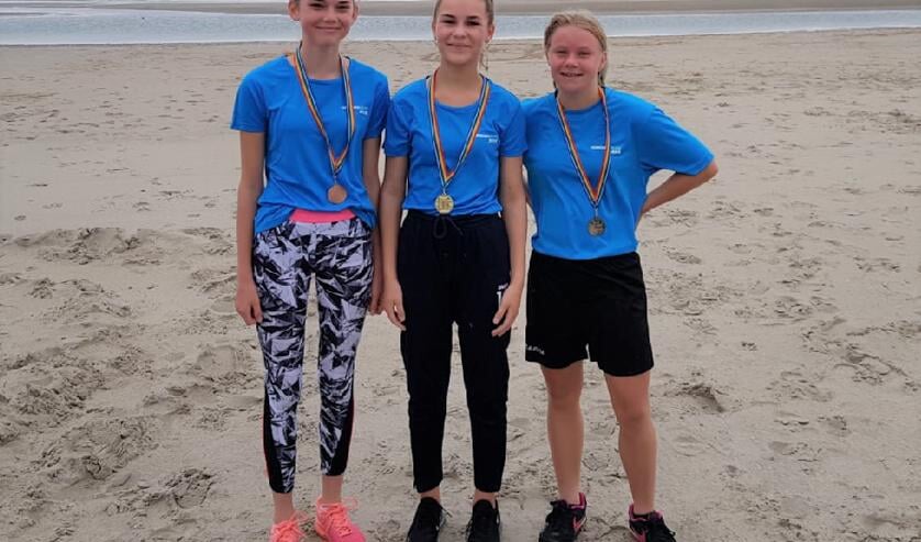 De meisjes van klas 1 die de kennemer challenge hebben gewonnen.