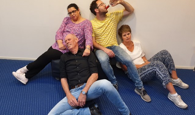 Welke fitnessgoeroe krijgt de theatergroep weer in vorm?