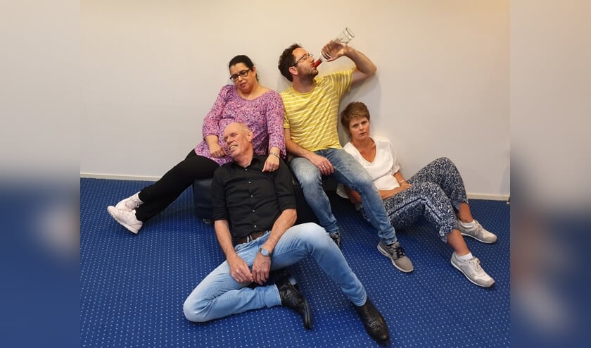 Welke fitnessgoeroe krijgt de theatergroep weer in vorm?