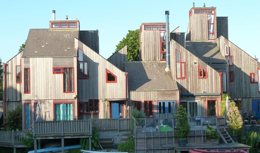 De hout-skeletwoningen in de Mare.