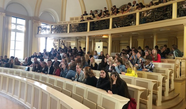 Scholieren van het Han Fortmann in afwachting van de presentatie in een collegezaal van de Universiteit van Leiden.