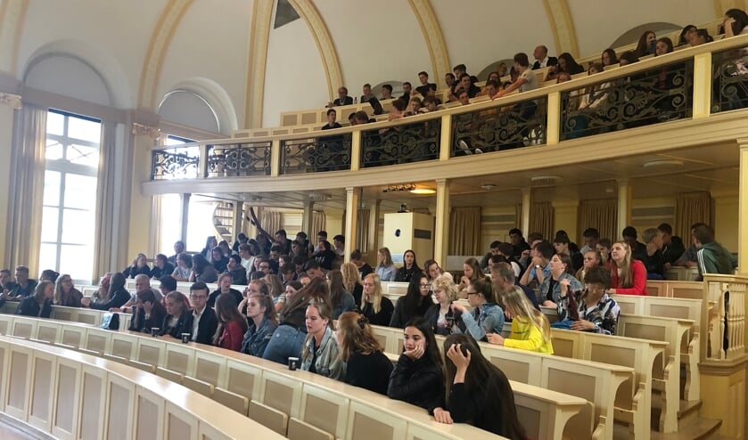Scholieren van het Han Fortmann in afwachting van de presentatie in een collegezaal van de Universiteit van Leiden.