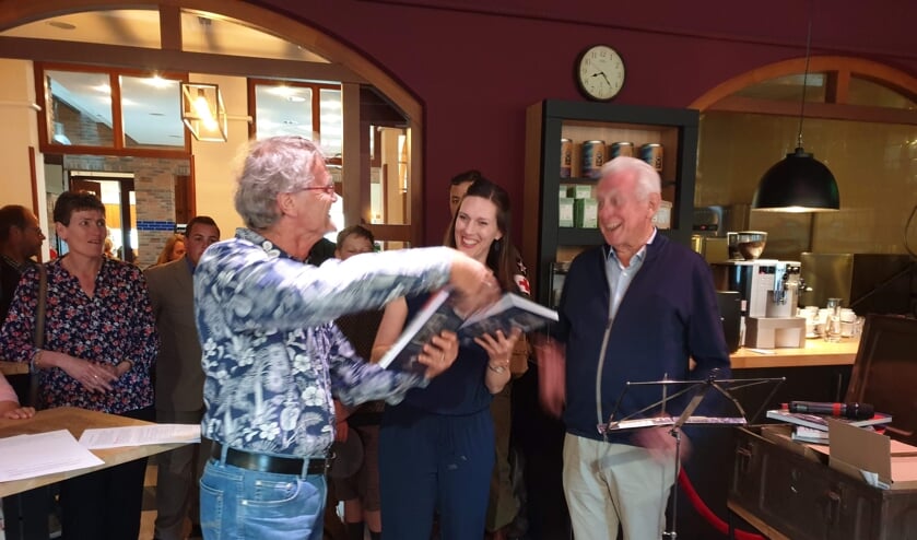 Jan Windt en Marloes van Ede ontvangen het eerste boek uit handen van voorzitter Wim Kersten