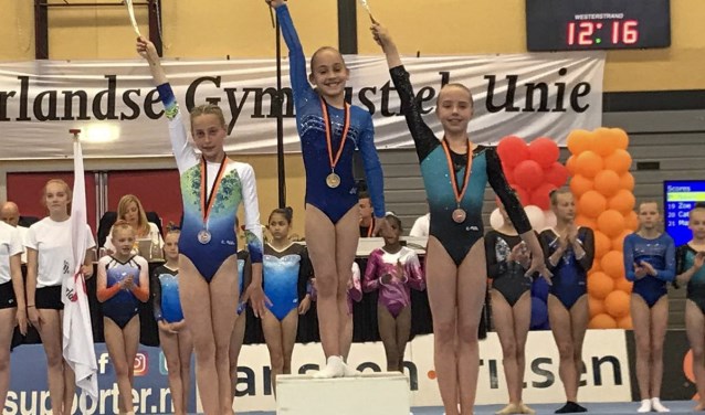 Merel Winder op het podium.
