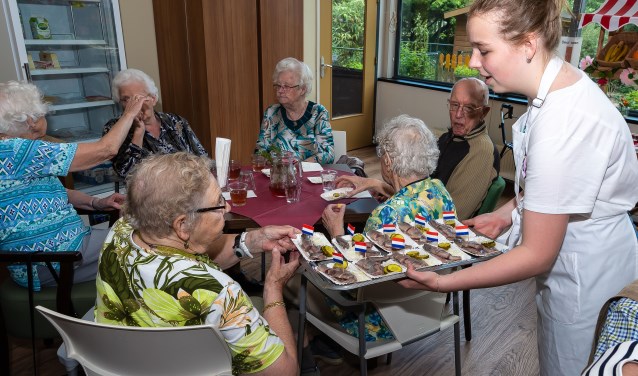 Ouderen in De Rusthoeve profiteerden als eerste van de haring.
