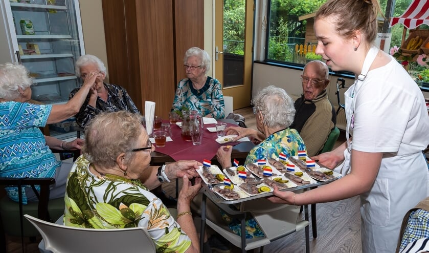 Ouderen in De Rusthoeve profiteerden als eerste van de haring.