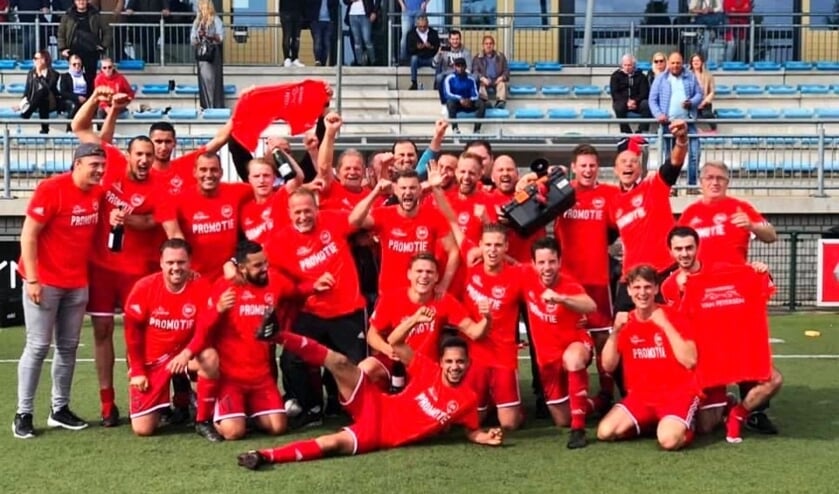 Het eerste elftal slaagt er direct in te promoveren.