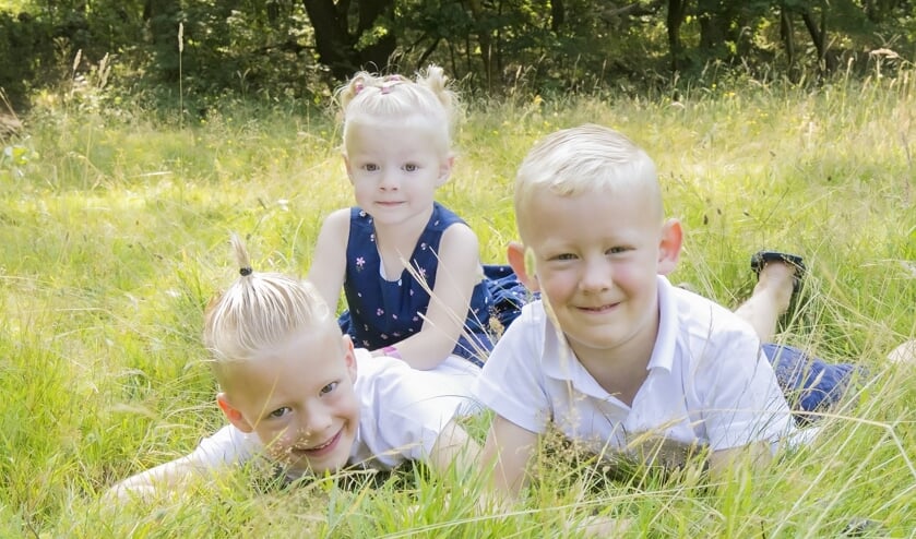 Nina (achter) met haar broers.