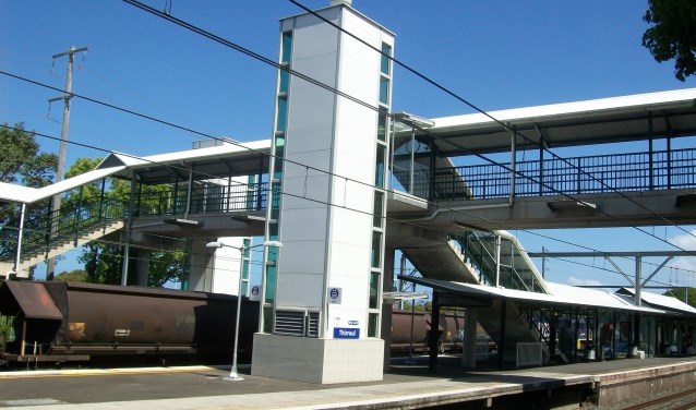 Een stationslift aan de buitenkant van een station.