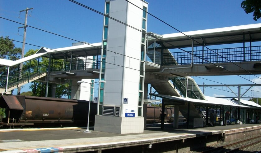 Een stationslift aan de buitenkant van een station.