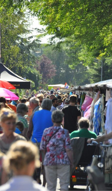 Bezoekers profiteren tijdens de jaarmarkt van de vele koopjes op de kramen.