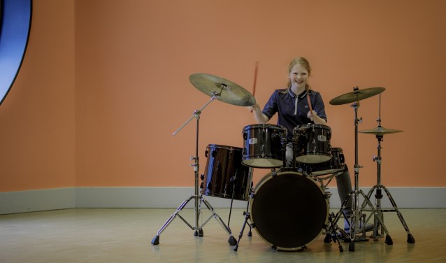 Drumleerlinge Nova Koster toont haar skills.