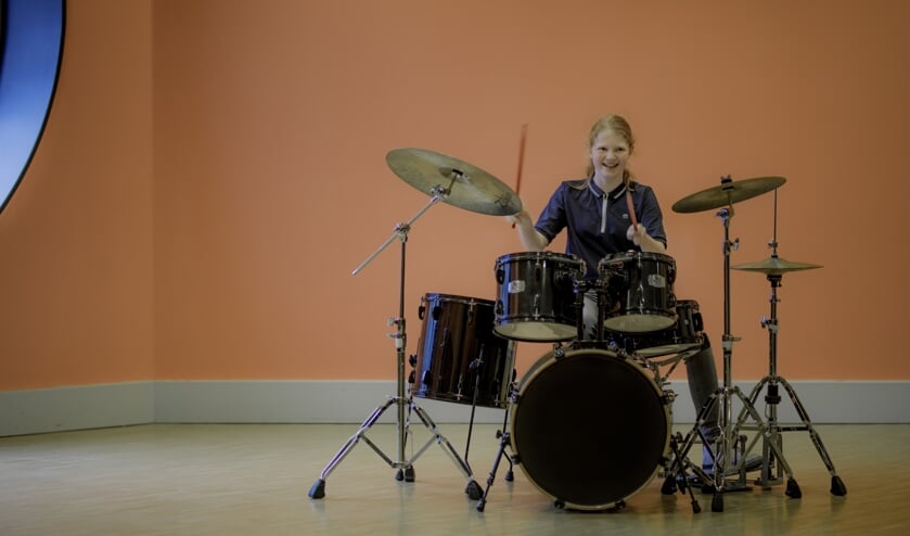 Drumleerlinge Nova Koster toont haar skills.