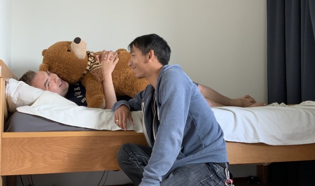 Sanith Prins leeft zich in in de persoon.