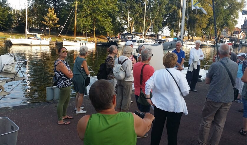 Oud Hoorn verzorgt een historische rondleiding in het havengebied.