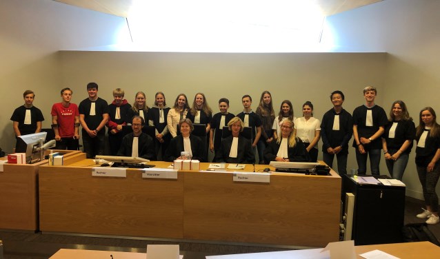 aandag 3 juni werden op de Rechtbank Alkmaar 17 jongerenrechters beëdigd die de Jongerenrechtbank van de Berger Scholengemeenschap gaan vormen.