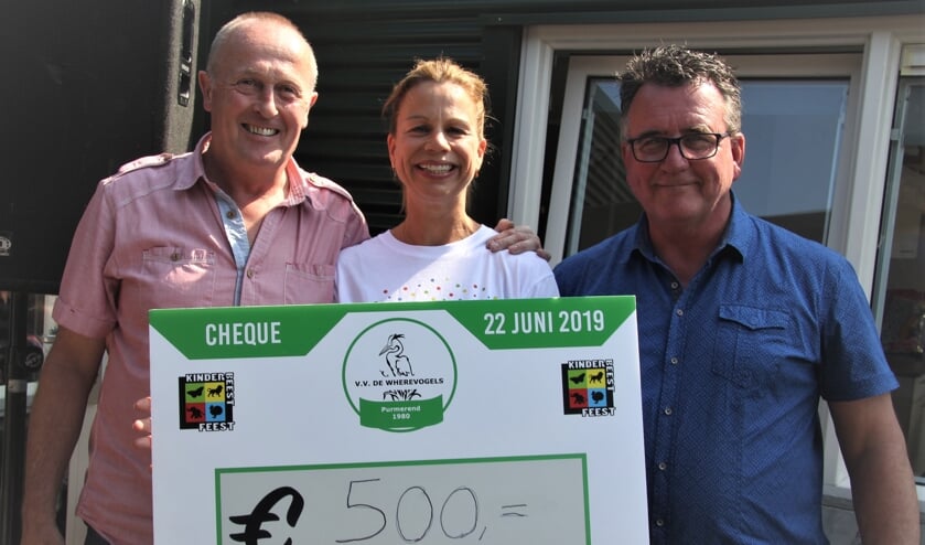 Wethouder Mario Hegger overhandigt de cheques aan stichting KinderBeestFeest