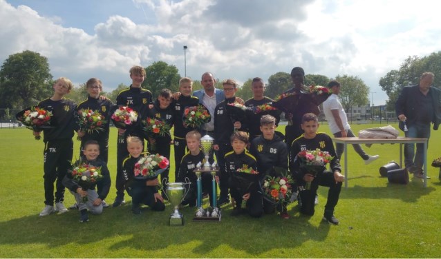 Trotse voetballers met Wesley Sneijder Wisselbeker