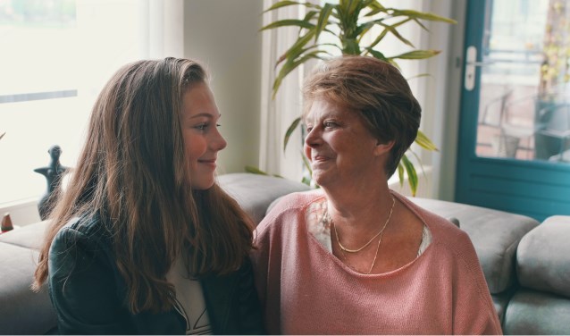 Mikki (14) zwemt vijfhonderd meter voor haar oma Joke.