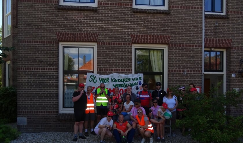 Tijdens de fietstocht wordt er een pitstop gemaakt in de Dorpsstraat in Castricum.