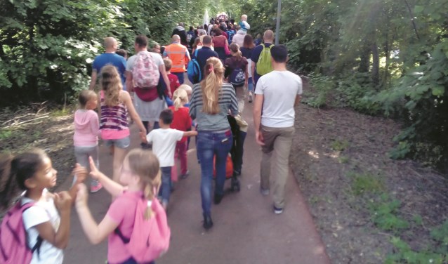 Jong en oud doet mee aan de Avondvierdaagse. Met ouders of met school.