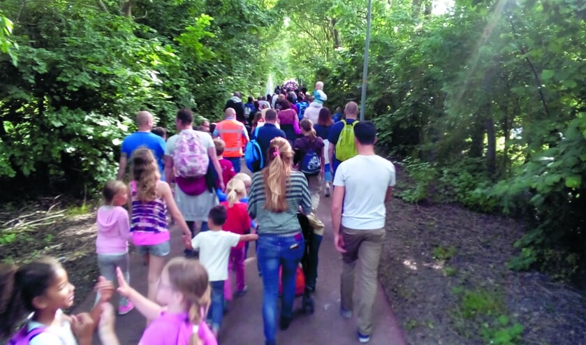 Jong en oud doet mee aan de Avondvierdaagse. Met ouders of met school.