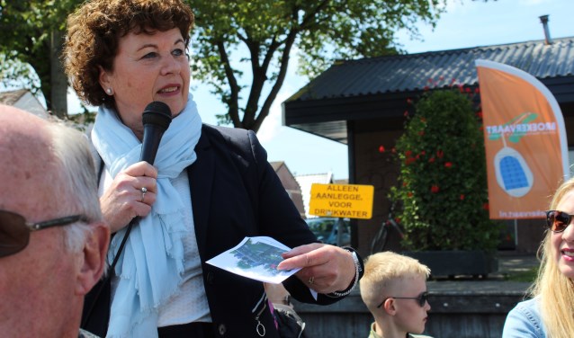 Burgemeester Kompier heette alle opvarenden van de eerste Broekervaart van dit seizoen een warm welkom.