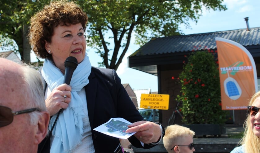 Burgemeester Kompier heette alle opvarenden van de eerste Broekervaart van dit seizoen een warm welkom.