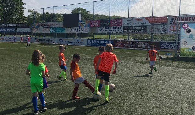 De kinderen zijn prima bezig op sportpark de Vlotter.