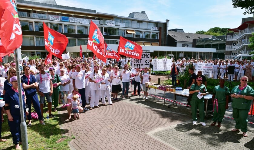 Maandag 24 juni trapten zo'n 450 medewerkers van de Noordwest Ziekenhuisgroep het actietraject af met een grote werknemersactie.