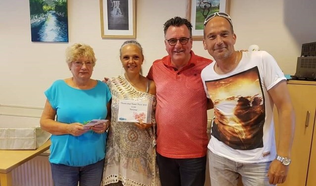 Wethouder Mario Hegger (tweede van rechts) zal op 5 juli de prijsuitreiking voor zijn rekening nemen!