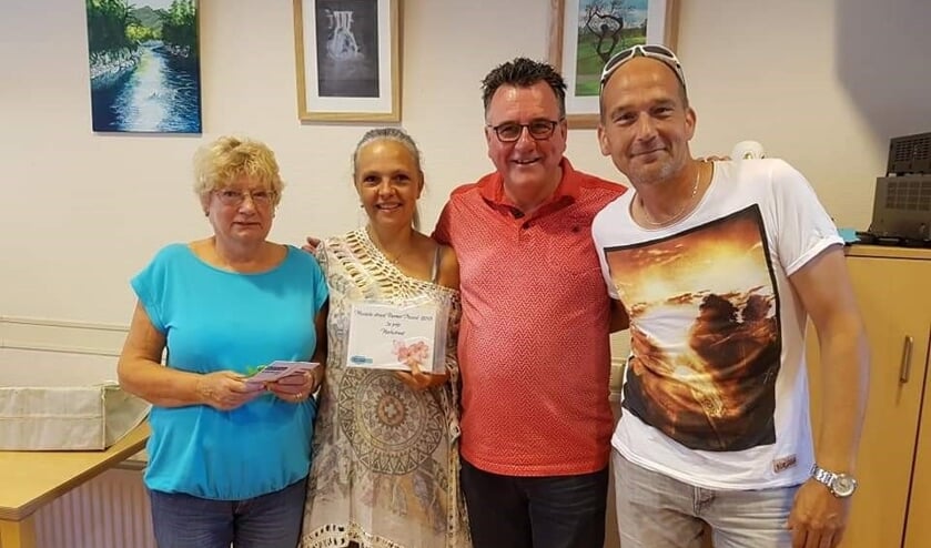 Wethouder Mario Hegger (tweede van rechts) zal op 5 juli de prijsuitreiking voor zijn rekening nemen!