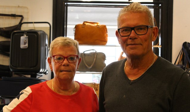 Nel en Kees Haakman, de lederwarenwinkel blijft voorlopig open. Voor schoenreparaties moeten klanten buiten Medemblik zijn.