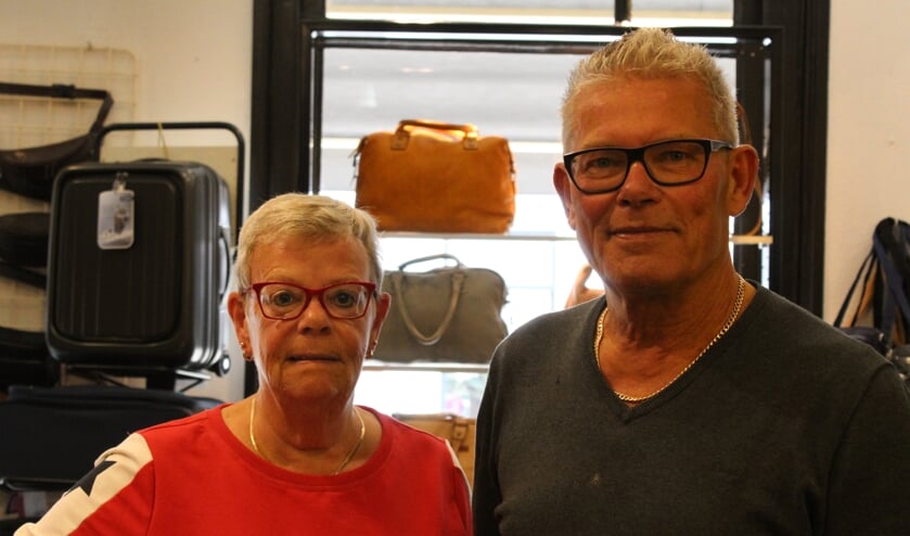 Nel en Kees Haakman, de lederwarenwinkel blijft voorlopig open. Voor schoenreparaties moeten klanten buiten Medemblik zijn.