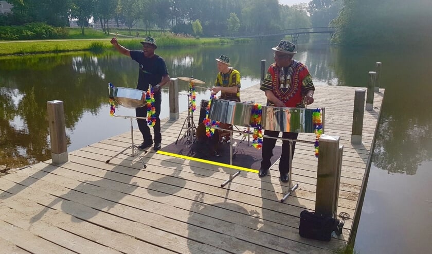 De Livesteelband treedt op in de Theresiakapel in Hem.