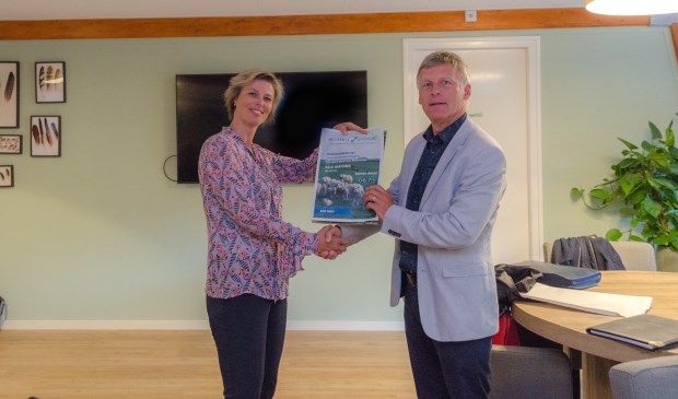 Het jubileummagazine werd 6 juni overhandigd aan de voorzitter Tom van Roon van de Rabobank.