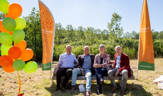 Annette Baerveldt (tweede van rechts) op het bankje.