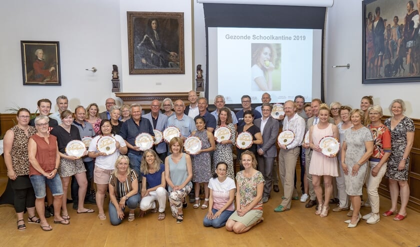 Diverse wethouders uit de regio en deelnemers met de ‘Gezonde Kantineschalen'.