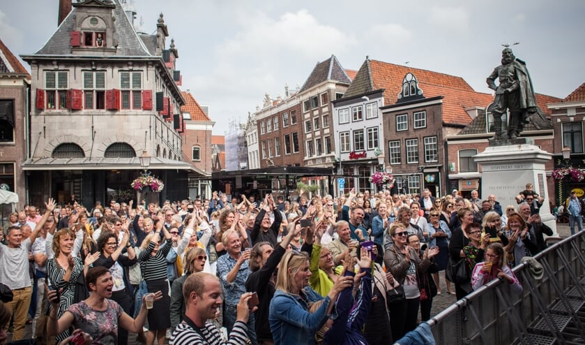 Publiek kan onder andere op de Roode Steen genieten van diverse optredens.