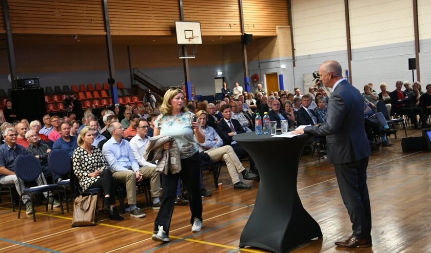Een boze bewoonster loopt weg zodra Tata-directeur Van den Berg het woord neemt.