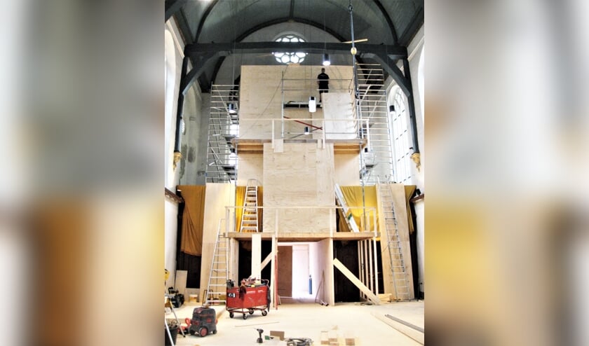 Het eeuwenoude Bätzorgel is ter bescherming volledig in een houden bekisting verdwenen.