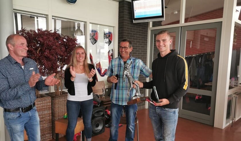 Mike Dekker speler van het jaar 2018-2019.