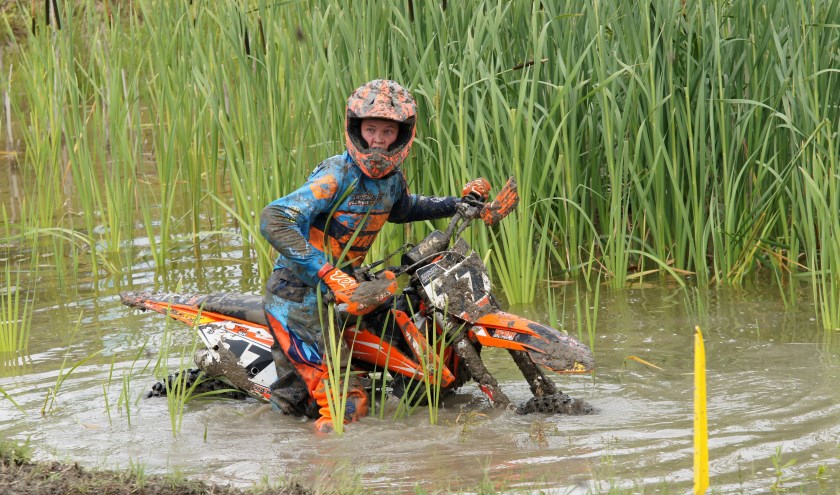 Een deelnemende crosser is terechtgekomen in een penibele situatie.